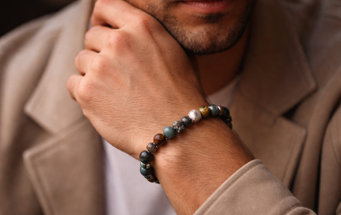 Коли прикраси говорять за характер: сила каменю в сучасному стилі