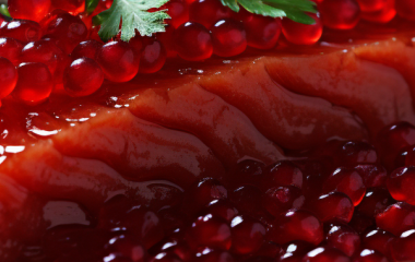 Як відрізнити справжню ікру від штучної: порівняння якості та зовнішніх ознак